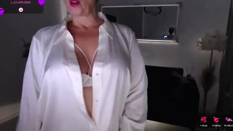 Snapshot of unfulfilledwife chatting on 11.10.25 Eva online show from 11.10.25