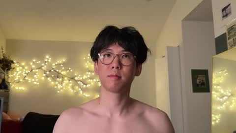 Snapshot of unhingedwang chatting on 10.19.25 wang online show from 10.19.25