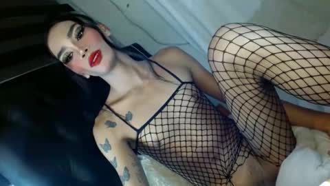 Snapshot of ur_tsemma chatting on 10.31.25 emma online show from 10.31.25