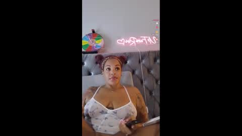 Snapshot of urfaveriri chatting on 10.17.25 urfaveriri online show from 10.17.25