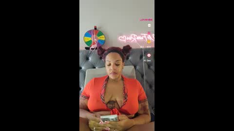 Snapshot of urfaveriri chatting on 10.20.25 urfaveriri online show from 10.20.25