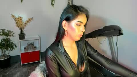 Snapshot of urfavouriteobsession chatting on 01.05.25 Angela Cullens online show from 01.05.25