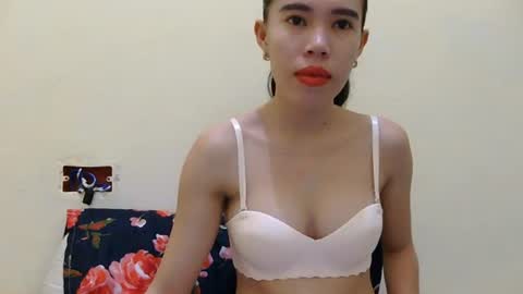 Snapshot of urskinnychix chatting on 06.20.26 urskinnychix online show from 06.20.26