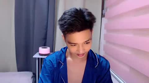 Snapshot of urtwinkjinwoo chatting on 10.21.25 JC online show from 10.21.25