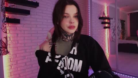 Snapshot of uwu_eva chatting on 12.16.24 Eva online show from 12.16.24