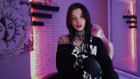 Snapshot of uwu_eva chatting on 12.17.24 Eva online show from 12.17.24