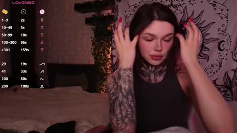 Snapshot of uwu_eva chatting on 01.11.25 Eva online show from 01.11.25