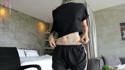 Snapshot of uwu_eva chatting on 11.10.25 Eva online show from 11.10.25