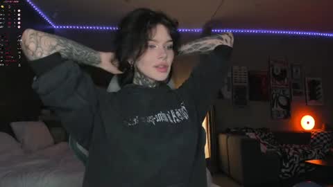 Snapshot of uwu_eva chatting on 06.12.26 Eva online show from 06.12.26