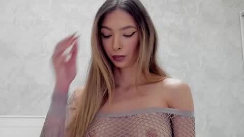 Snapshot of v_deville chatting on 10.30.25 Mia online show from 10.30.25