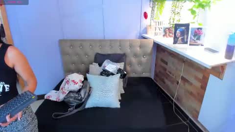 Snapshot of vailoetharris chatting on 07.19.26 Vaiolet Harris online show from 07.19.26