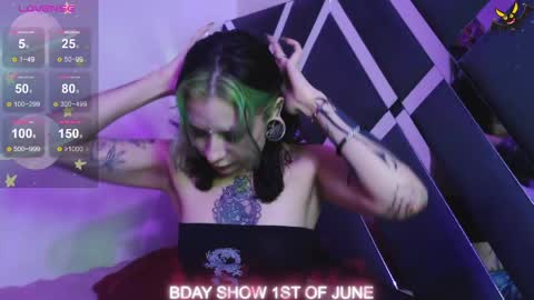 Snapshot of vainilla_l chatting on 05.17.26 Vainilla Independent model online show from 05.17.26