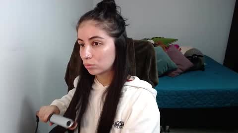 Snapshot of val_angelll chatting on 12.20.25 valentina online show from 12.20.25