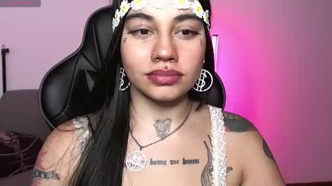 Snapshot of val_bardot1 chatting on 10.13.25 first of all... who are u online show from 10.13.25