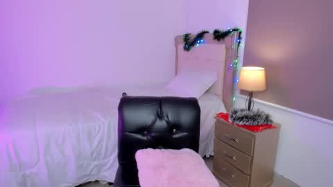 Snapshot of vale_kross chatting on 12.29.24 HI IM NEW online show from 12.29.24