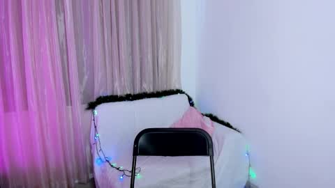 Snapshot of vale_kross chatting on 12.17.25 HI IM NEW online show from 12.17.25