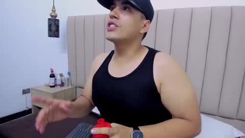 Snapshot of vale_n_matt chatting on 09.26.25 Samantha y Matt online show from 09.26.25