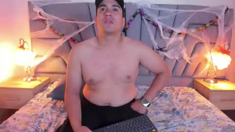 Snapshot of vale_n_matt chatting on 10.21.25 Samantha y Matt online show from 10.21.25