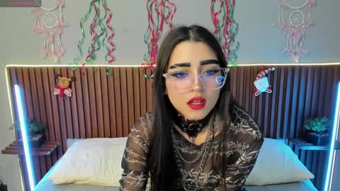 Snapshot of valentina_asmodea chatting on 12.19.24 VALENTINA online show from 12.19.24