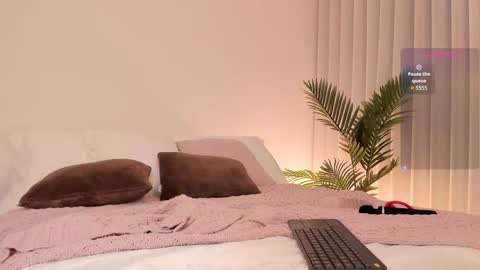 Snapshot of valentina_m17 chatting on 11.28.25 VALENTINA online show from 11.28.25