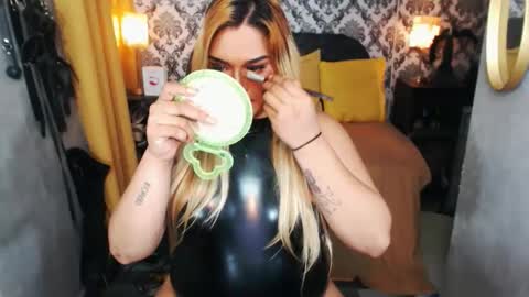 Snapshot of valentinadom95 chatting on 03.05.25 valentinadom95 online show from 03.05.25