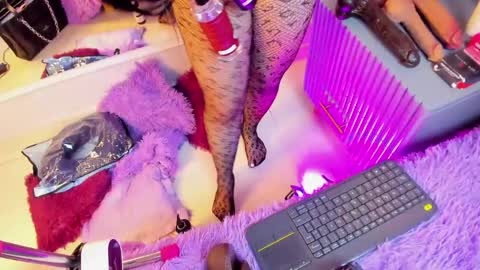 Mia  online show from 04.21.26