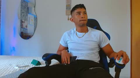 Snapshot of valentino_fs chatting on 10.02.25 Mistery Guy online show from 10.02.25