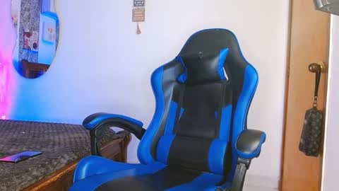 Snapshot of valentino_fs chatting on 10.10.25 Mistery Guy online show from 10.10.25