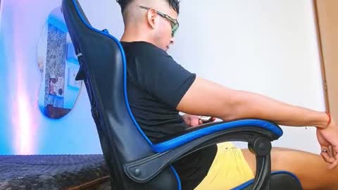 Snapshot of valentino_fs chatting on 10.11.25 Mistery Guy online show from 10.11.25