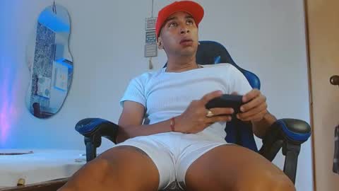 Snapshot of valentino_fs chatting on 11.11.25 Mistery Guy online show from 11.11.25