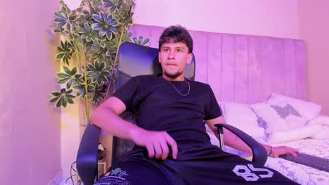 Snapshot of valentino_russo chatting on 02.27.26 VALENTINO online show from 02.27.26