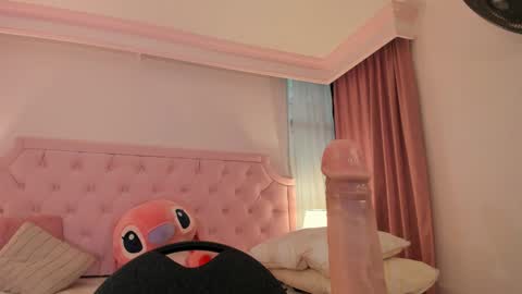 Snapshot of valentoro1 chatting on 12.19.24 Vale Toro online show from 12.19.24