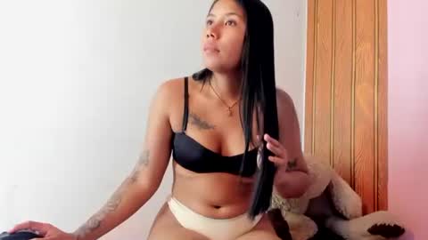 Snapshot of valenttina_narvaez chatting on 05.15.26 vale online show from 05.15.26