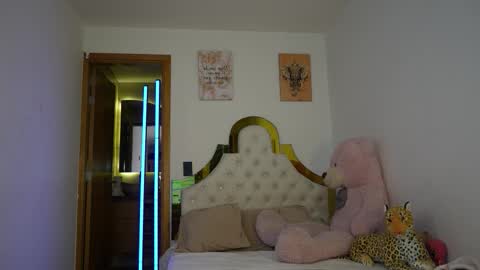 valeriecollinss_ online show from 12.03.25