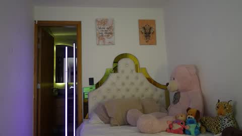 valeriecollinss_ online show from 12.19.25