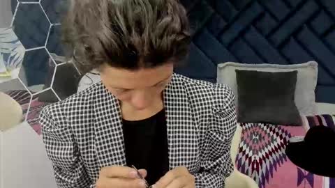 Snapshot of valery_more__ chatting on 11.13.25 VALERY MORE online show from 11.13.25