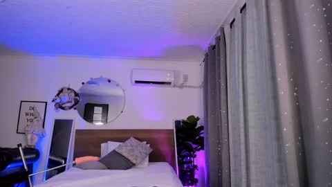 Snapshot of valery_yepes_ chatting on 12.28.24 Valery online show from 12.28.24