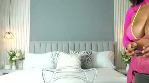 Snapshot of valerynova chatting on 10.25.25 Carla online show from 10.25.25