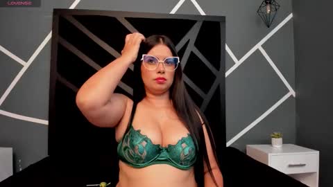 Snapshot of valka_ross chatting on 10.23.25 VALKA ROSS online show from 10.23.25