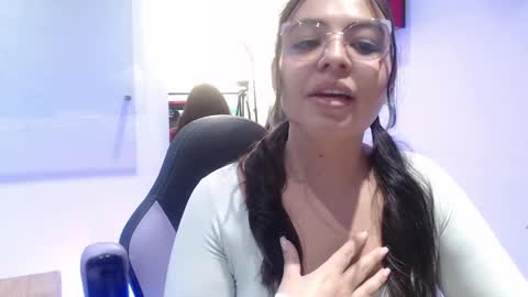 Snapshot of vall_09 chatting on 05.14.26 Vall online show from 05.14.26