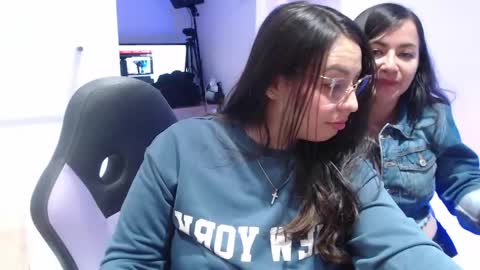 Snapshot of vall_09 chatting on 05.21.26 Vall online show from 05.21.26