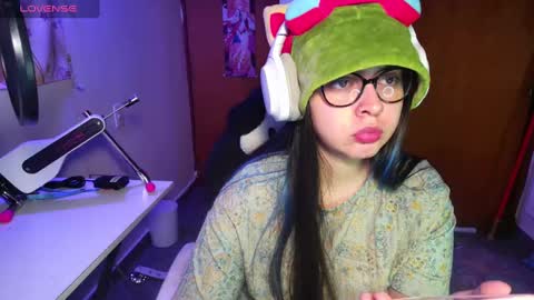 Snapshot of vallolet1_ chatting on 01.23.25 Im Violet online show from 01.23.25