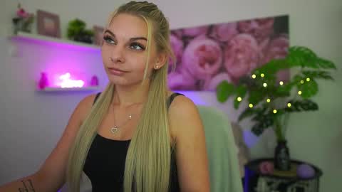 Snapshot of vanda_lust chatting on 10.16.25 Vanda Lust online show from 10.16.25