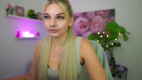 Snapshot of vanda_lust chatting on 10.18.25 Vanda Lust online show from 10.18.25