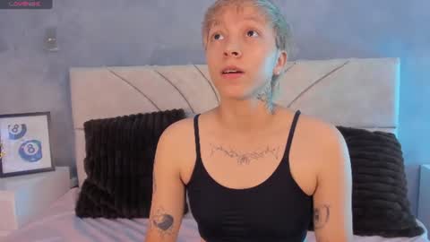 Snapshot of vane_grey chatting on 07.19.26 vane_grey online show from 07.19.26