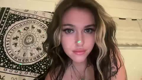 Snapshot of vanessaluvs2play chatting on 11.04.25 vanessaluvs2play online show from 11.04.25