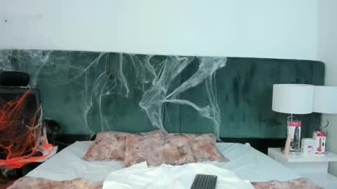 Snapshot of vanessaparis_ chatting on 10.18.25 Vanessa Sexy Paris online show from 10.18.25