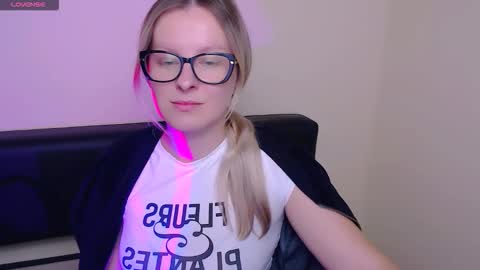 Mia online show from 10.14.25