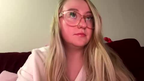 Snapshot of vanillapuddingpie chatting on 12.13.24 vanillapuddingpie online show from 12.13.24