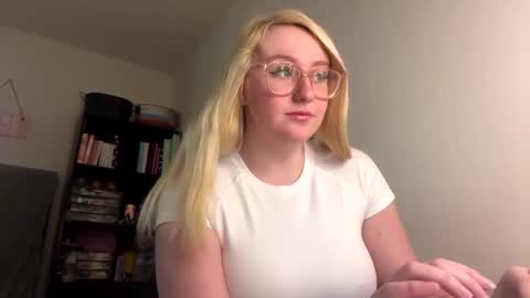 Snapshot of vanillapuddingpie chatting on 01.07.25 vanillapuddingpie online show from 01.07.25